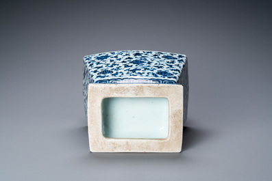 Een Chinese blauw-witte vaas met florale slingers, Qianlong