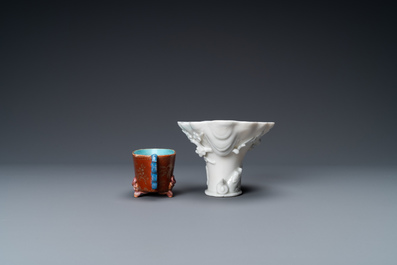 Een Chinese blanc de Chine libation cup en een koraalrode met vergulding, Kangxi en 19e eeuw