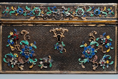 Rare coffret imp&eacute;rial en filigrane d'argent dor&eacute; et &eacute;maill&eacute; incrust&eacute; de pierres pr&eacute;cieuses, Chine, Qianlong