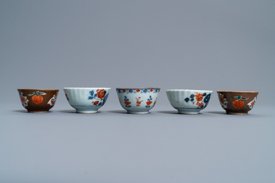 A Chinese Imari-style porringer, a mug, a bowl and five cups and saucers, Kangxi/Qianlong
