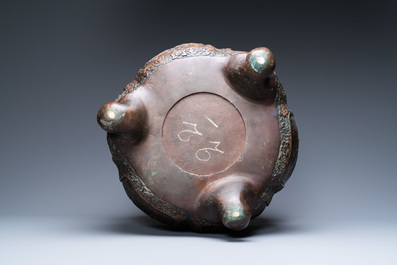 A Chinese hexafoil gold-splashed bronze jardini&egrave;re, 19/20th C.