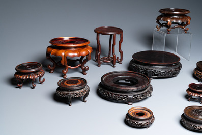 Een diverse collectie Chinese houten sokkels, 18/20e eeuw