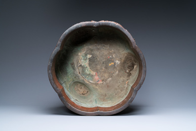 A Chinese hexafoil gold-splashed bronze jardini&egrave;re, 19/20th C.