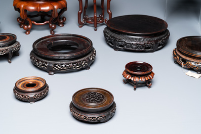 Een diverse collectie Chinese houten sokkels, 18/20e eeuw