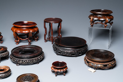 Een diverse collectie Chinese houten sokkels, 18/20e eeuw