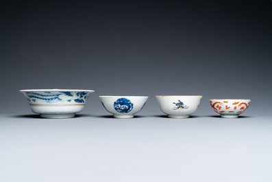 Een diverse collectie Chinees blauw-wit en famille rose porselein, 19/20e eeuw