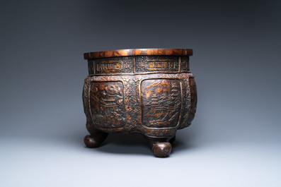 A Chinese hexafoil gold-splashed bronze jardini&egrave;re, 19/20th C.