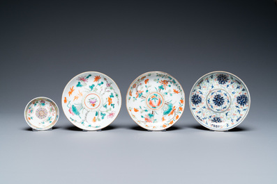Een diverse collectie Chinees blauw-wit en famille rose porselein, 19/20e eeuw