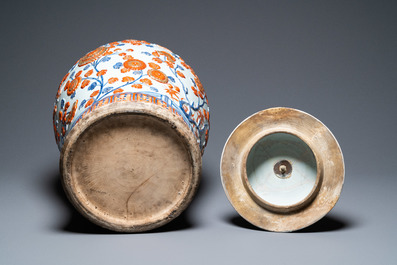 Een uitzonderlijk grote Chinese Imari-stijl dekselvaas met reli&euml;fdecor, Kangxi