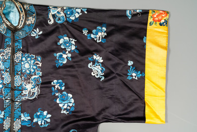 Une robe de femme en soie brod&eacute;e &agrave; d&eacute;cor de papillons et fleurs, Chine, 19&egrave;me