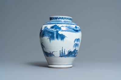Een Japanse blauw-witte Arita vaas met een landschap, Edo, 17e eeuw