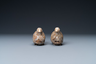 Une paire de bo&icirc;tes couvertes en forme de cailles en bois et nacre, Chine, marque de Qianlong, Qing