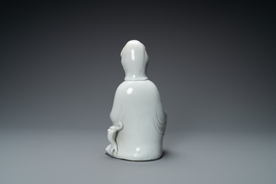 Een Chinese Dehua blanc de Chine figuur van Guanyin, 18/19e eeuw
