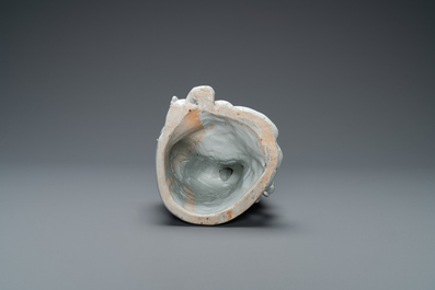 Een Chinese Dehua blanc de Chine figuur van Guanyin, 18/19e eeuw