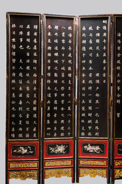 Un &eacute;cran de six feuilles en bois incrust&eacute; de nacre, Chine pour le march&eacute; Straits ou Peranakan, 19&egrave;me