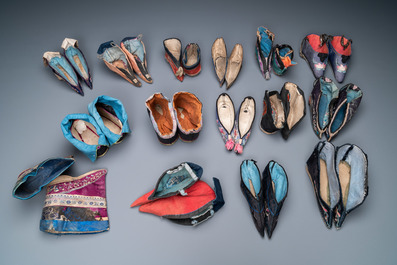 Une collection de 44 paires de chaussures lotus en soie et coton, Chine, Qing et R&eacute;publique