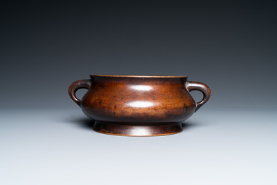 Een Chinese bronzen wierookbrander, Xuande merk, Kangxi
