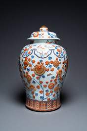 Een uitzonderlijk grote Chinese Imari-stijl dekselvaas met reli&euml;fdecor, Kangxi