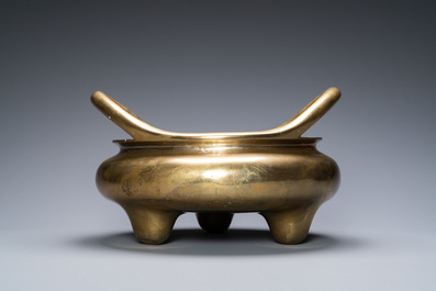 Een grote Chinese driepotige bronzen wierookbrander, Xuande merk en inscriptie, 17/18e eeuw