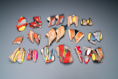 Une collection de 44 paires de chaussures lotus en soie et coton, Chine, Qing et R&eacute;publique