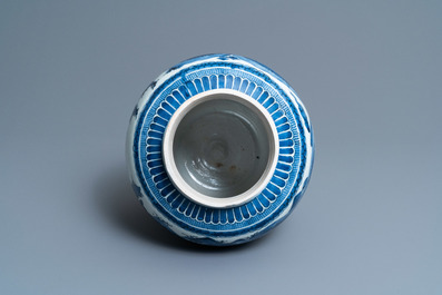 Een Japanse blauw-witte Arita vaas met een landschap, Edo, 17e eeuw