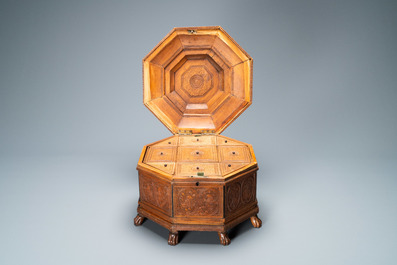 Une bo&icirc;te couverte en bois de camphre, Inde, 19&egrave;me