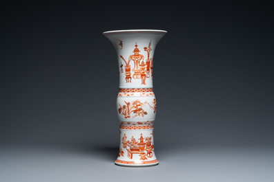 Un vase de forme 'gu' en porcelaine de Chine en rouge de fer et dor&eacute;, Kangxi