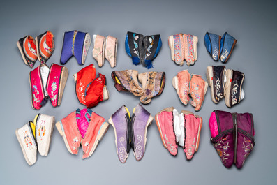 Une collection de 44 paires de chaussures lotus en soie et coton, Chine, Qing et R&eacute;publique