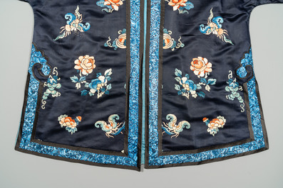 Une robe de femme en soie brod&eacute;e &agrave; d&eacute;cor de papillons et fleurs, Chine, 19&egrave;me