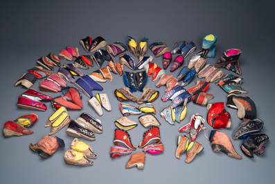 Une collection de 44 paires de chaussures lotus en soie et coton, Chine, Qing et R&eacute;publique