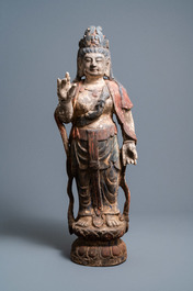Een grote Chinese gepolychromeerde houten figuur van Guanyin, Qing/Republiek