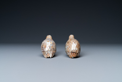 Une paire de bo&icirc;tes couvertes en forme de cailles en bois et nacre, Chine, marque de Qianlong, Qing