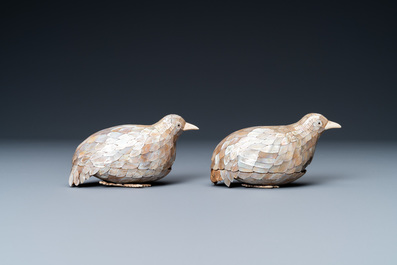 Une paire de bo&icirc;tes couvertes en forme de cailles en bois et nacre, Chine, marque de Qianlong, Qing