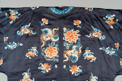 Une robe de femme en soie brod&eacute;e &agrave; d&eacute;cor de papillons et fleurs, Chine, 19&egrave;me