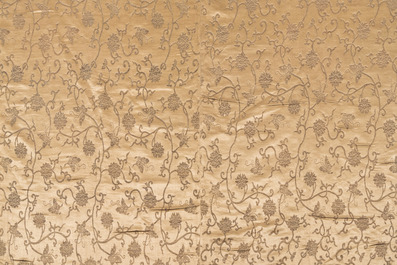 Un grand panneau en soie &agrave; d&eacute;cor de fleurs de lotus et de papillons, 19/20&egrave;me