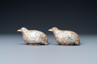 Une paire de bo&icirc;tes couvertes en forme de cailles en bois et nacre, Chine, marque de Qianlong, Qing