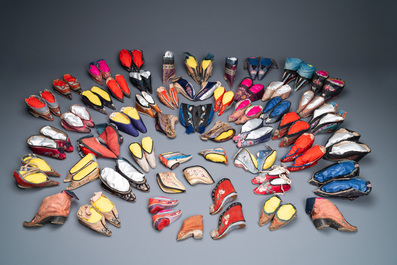 Une collection de 44 paires de chaussures lotus en soie et coton, Chine, Qing et R&eacute;publique