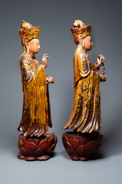 Une paire de grandes figures en bois laqu&eacute;, dor&eacute; et polychrom&eacute;, Chine ou Vietnam, 18/19&egrave;me