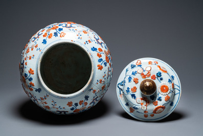 Een uitzonderlijk grote Chinese Imari-stijl dekselvaas met reli&euml;fdecor, Kangxi