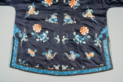 Une robe de femme en soie brod&eacute;e &agrave; d&eacute;cor de papillons et fleurs, Chine, 19&egrave;me