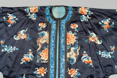 Une robe de femme en soie brod&eacute;e &agrave; d&eacute;cor de papillons et fleurs, Chine, 19&egrave;me