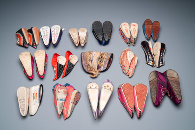 Une collection de 44 paires de chaussures lotus en soie et coton, Chine, Qing et R&eacute;publique