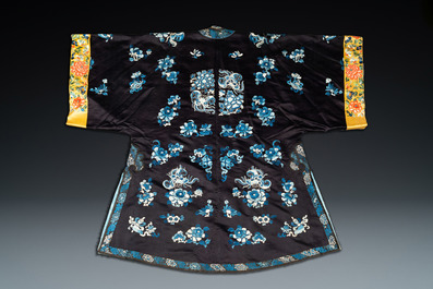 Une robe de femme en soie brod&eacute;e &agrave; d&eacute;cor de papillons et fleurs, Chine, 19&egrave;me