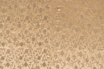 Un grand panneau en soie &agrave; d&eacute;cor de fleurs de lotus et de papillons, 19/20&egrave;me