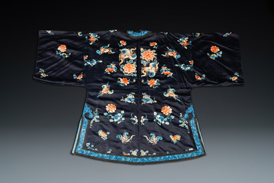 Une robe de femme en soie brod&eacute;e &agrave; d&eacute;cor de papillons et fleurs, Chine, 19&egrave;me