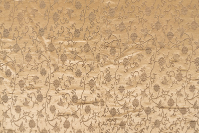 Un grand panneau en soie &agrave; d&eacute;cor de fleurs de lotus et de papillons, 19/20&egrave;me