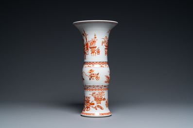 Un vase de forme 'gu' en porcelaine de Chine en rouge de fer et dor&eacute;, Kangxi