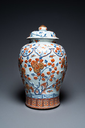 Een uitzonderlijk grote Chinese Imari-stijl dekselvaas met reli&euml;fdecor, Kangxi
