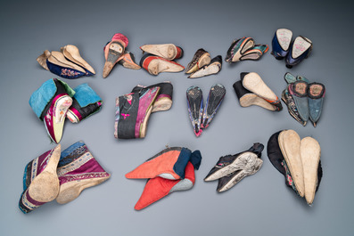 Une collection de 44 paires de chaussures lotus en soie et coton, Chine, Qing et R&eacute;publique