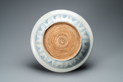 Un plat en gr&egrave;s porcelaineux d'Annam ou Vietnam &agrave; d&eacute;cor de deux oiseaux en bleu et blanc, 15&egrave;me